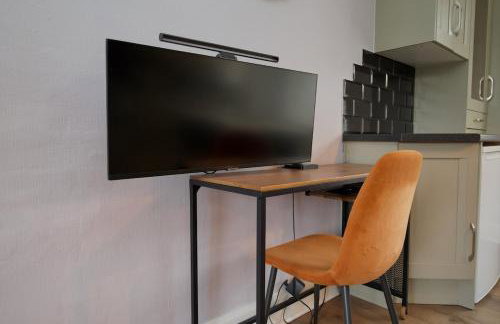 London Road Villa - Free Netflix, Private Parking, WiFi & Private Garden - Photo 18