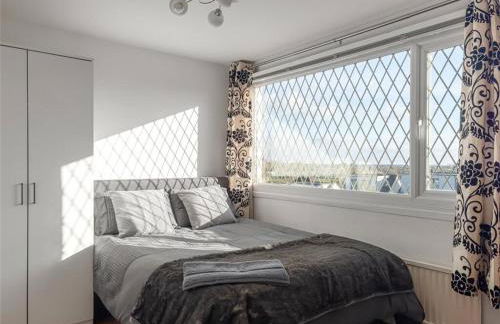 Near Station - Spacious 4-Bed Home with Parking - Foto 6