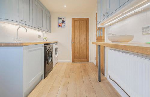 East Sussex Manor - Sleeps 12 - Hot Tub & Parking - Foto 20