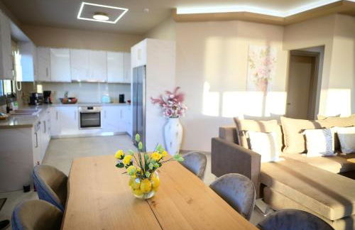 Secluded Luxury Villa w Jacuzzi & Stunning Views - Photo 15