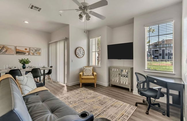 1st Fl King Beds Pool Garage - Near AFB - Foto 1