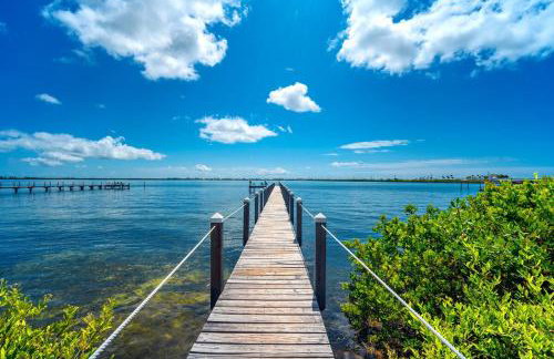 Waterfront Beach House with Dock & Heated Pool - Foto 27