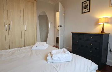 Spacious Home Near Wembley, Free Parking, Close to Tube, Garden - Photo 20