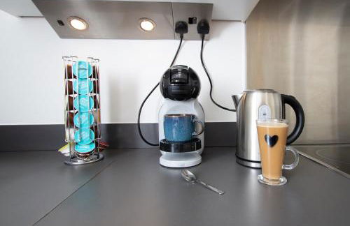 Central Gem: Cosy 2BR with Private Balcony - Foto 27