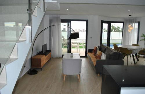 PANORAMISCH modern vakantiehuis in Finestrat bij Benidorm met 3 slaapkamers, gelegen op de 1ste lijn met privézwembad en omheinde privétuin, zicht op zee, de bergen met 'Kilómetro Vertical del Puig Campana' en op de skyline van Benidorm City en Finestrat - Foto 14