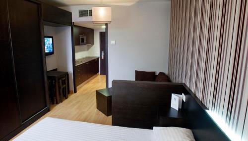 Zenit Aparthotel Hall 88 - Foto 4, stove, wardrobe