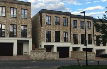 Amazing new built townhouse with garden in London - Photo 2