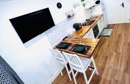 Joli studio une pièce entièrement rénové et équipé classé 2 étoiles - Foto 1