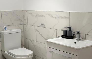 Luxury Super-King Bed Flat in Town Centre - Photo 8