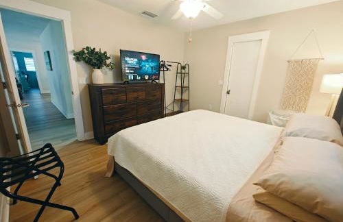 Spacious Upadated 2 King Beds Pets Welcome With Large Private and Fenced Yard Minutes to Beaches - Foto 8