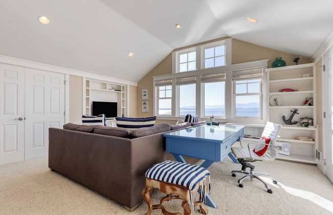 Waterfront 4bdr w/ Deck, Stunning Views, Fire Pit Cedar Street by Avantstay - Foto 28