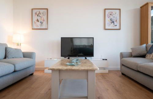 Clifftop Coastal Retreat - Accessible Pet Friendly Sea View - Sleeps 8 - Perfect for Contractors and Long Stays - Foto 16