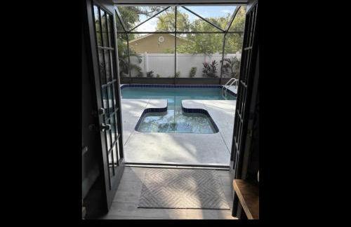 Central Perk Retreat | Heated Pool + Zoo 1 Block! - Foto 45