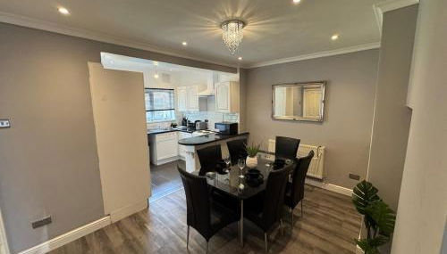 Modern 3-Bed Home with Parking & Garden Wolverhampton - Photo 4