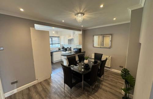 Modern 3-Bed Home with Parking & Garden Wolverhampton - Photo 4