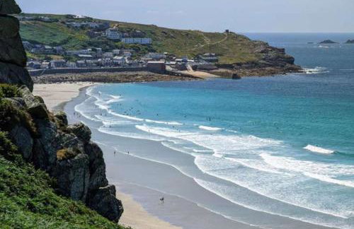 Large 3 bedroom flat in Sennen - Photo 36