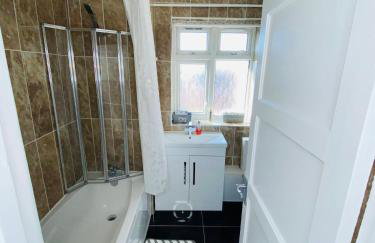 Bright, Spacious, modern Interior Decor 2 bedrooms Apartment with amazing views - Photo 6