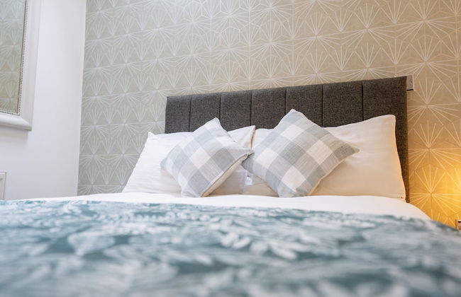 Modern Townhouse Apartment in Stratford Upon Avon With Wifi & Netflix - Photo 2