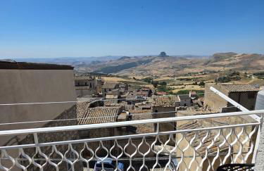 Modern Hillside Retreat with Panoramic Views - Foto 23