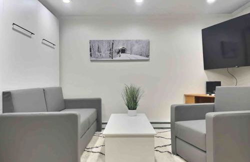 CozyDen - AC, Grill, Bike to Mountain, Porch! - Foto 7