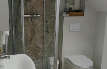 Dom nad jeziorem z prywatnym pomostem i linią brzegową - Foto 21