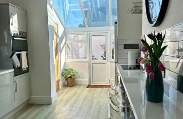 Charming city home free parking - Photo 4