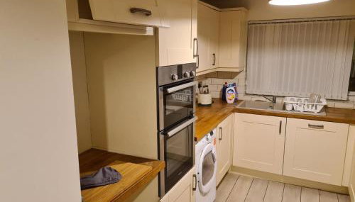 L & J ESCAPES- 4 BEDROOMs SUITABLE FOR CONTRACTORS AND FAMILIES- LARGE PRIVATE PARKING-10 MINUTES TO M6 JUNCTION 9 - Foto 5