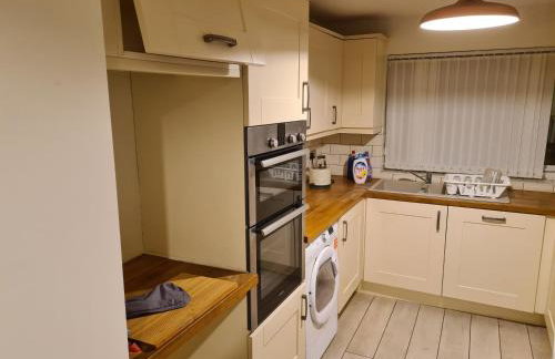 L & J ESCAPES- 4 BEDROOMs SUITABLE FOR CONTRACTORS AND FAMILIES- LARGE PRIVATE PARKING-10 MINUTES TO M6 JUNCTION 9 - Foto 5