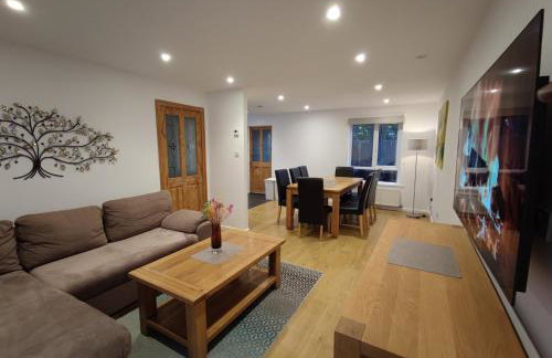 3 Bedrooms, PARKING 3 cars, GARDEN, Wi-fi, CONTRACTOR STAY, close to the Beach, Shops, Hospital, Airport - Foto 2