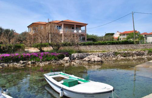 Seaside apartments with a swimming pool Ugljan - 829 - Foto 1