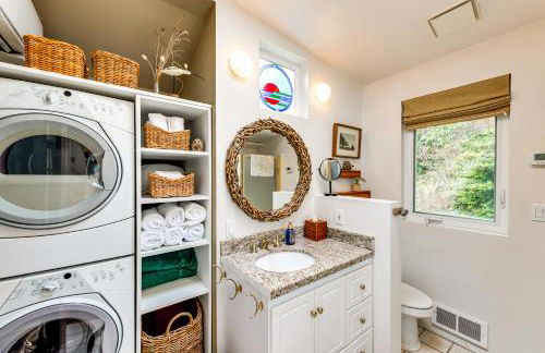 Waterfront Gem with 2 Patios on Camano Island - Foto 13