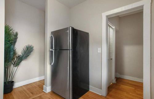 Perfect 3BR Apt in Chicago with WiFi & Laundry - Touhy 3N - Foto 8