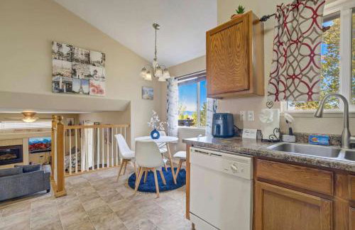 4BR w Fireplace Backyard BBQ near Peterson AFB - Foto 11