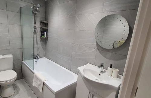 Daisy Lodge - Spacious Two Bed Flat - Parking, Netflix, WIFI - Close to Blenheim Palace & Oxford - F1 - Photo 25