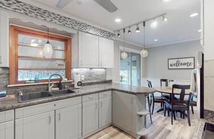 Sideline Sanctuary: Cozy Nights, Game Day Lights - Foto 11