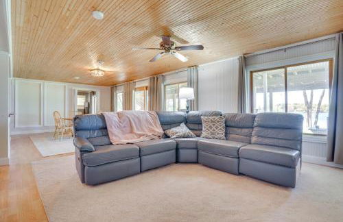 Spacious Lakefront New Auburn Home with Sunroom - Foto 19