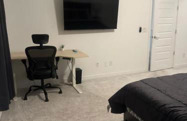 Modern Desert Home-Great for families & groups, near golf, hiking, and city fun, Private in-law suite with own entrance also available separately - Foto 37