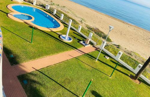 Apartamento en primera línea de playa con piscina y garaje gratuito - Foto 3