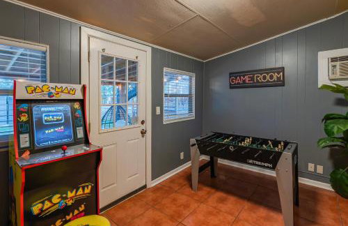 Texas Vacation Home, Game Room & POOL by Sixflags - Foto 37