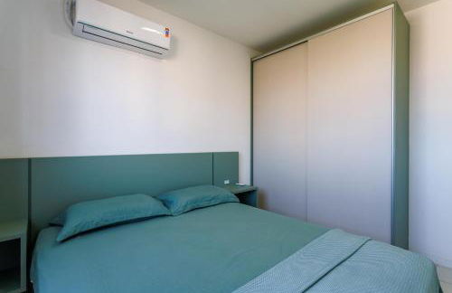 Apartamento 150m da PRAIA com SACADA, WI-FI AR CONDICIONADO, PISCINA, PORTARIA 24h, PLAYGROUND e vaga de GARAGEM - Foto 27