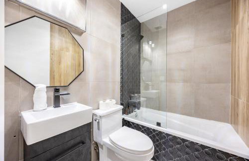 Mid-Century Stay 5BR and 5 Baths w PS5 & Laundry - Foto 29