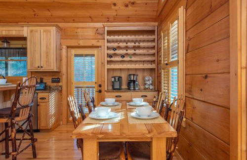 Fully Stocked Cabin Retreat w/ Game Room & Pond! - Foto 14