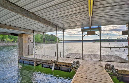 Lakefront Greers Ferry Cabin with Covered Boat Slip! - Foto 1