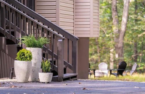 Secluded Retreat w Hot Tub, FirePit & Pool Access - Foto 30