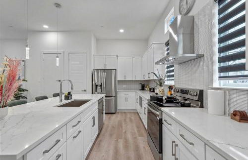 Pet-Friendly 2BR l Private Baths l Stylish Stay - Foto 37