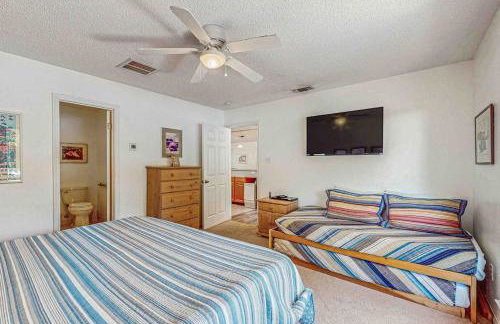 Spacious Lakefront Home with Water Views, WiFi & Private Washer/Dryer - Foto 12