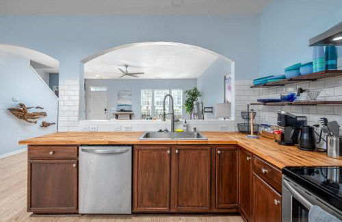 Modern 3-BR Townhome w Private Backyard Near RTP - Foto 16