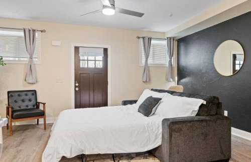 King Bed Suite With Free Parking, Step Free Access - Foto 10