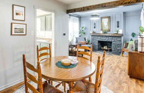 Updated and Charming! Waterloo Home with Patio - Foto 9