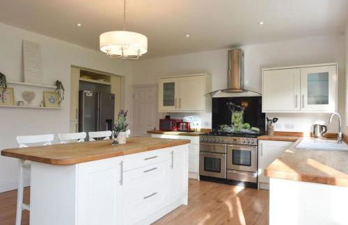 LONG TERM STAY SPECIAL OFFER AVAILABLE! 5-Bedroom Spacious, Stunning Design, Sociable Areas & Cosy House Near South Downs Park, Sleeps 11 with GAMES Room, PRIVATE PARKING and GARDEN - by Blue Puffin Stays - Foto 23